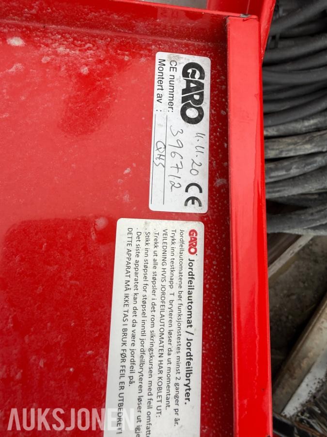 2 Paller med 400V Kabler og strømskap