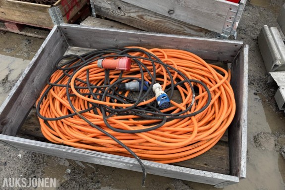 2 Paller med 400V Kabler og strømskap