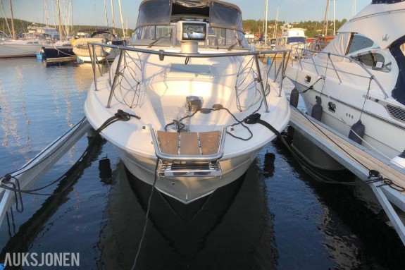2000 32 fot - Bayliner Bayliner Ciera 3055 – 2 overhalte Volvo Penta dieselmotorer, DuoProp og stor henger