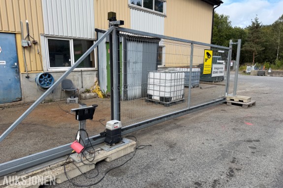 Betafence skyveport med faac automatikk - ca 775 cm totallengde - 5m port
