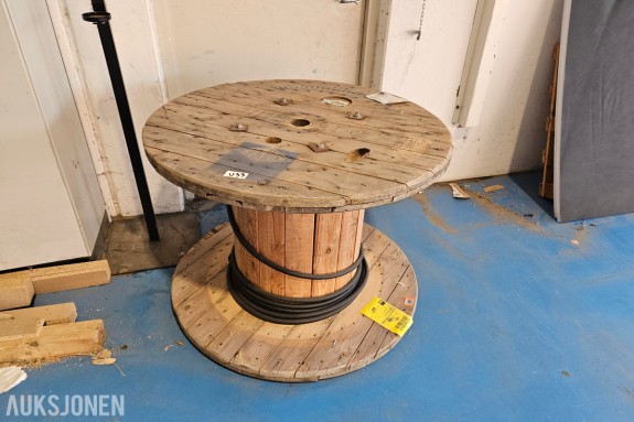 Kabeltrommel i tre med gummikabel H07RN-F 5G6 mm² - 450/750 V - Sort - Ca 100 cm diameter ⁠