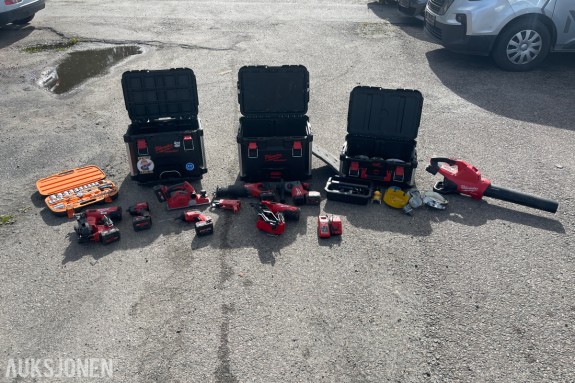 Milwaukee M18 verktøypakke - spikerpistoler, borhammer, tigersag, muttertrekker, høvel og løvblåser