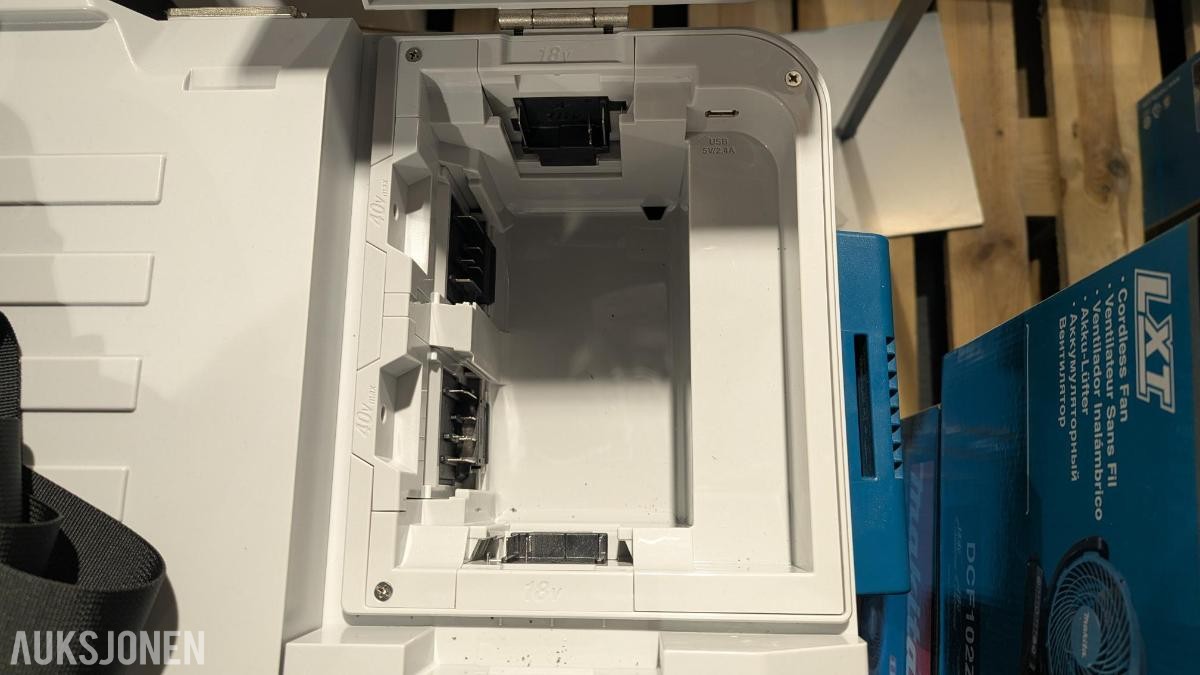 Makita KJØLEBOKS 18V/40V/230V 20L CW001GZ