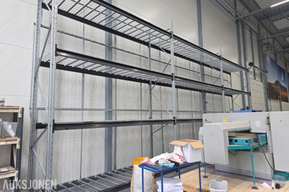 2025 Pallereoler fra BLS Med gitter hyller og bakvegg B:360cm x 3 x H500cm selges samlet