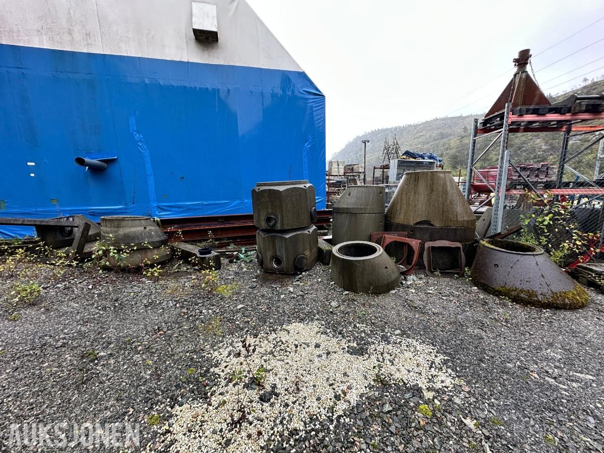 Parti med betongkummer og kumdeler – diverse størrelser og utførelser