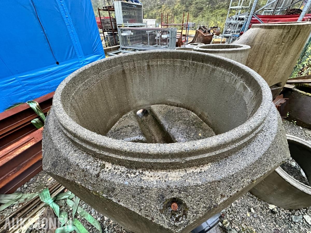 Parti med betongkummer og kumdeler – diverse størrelser og utførelser