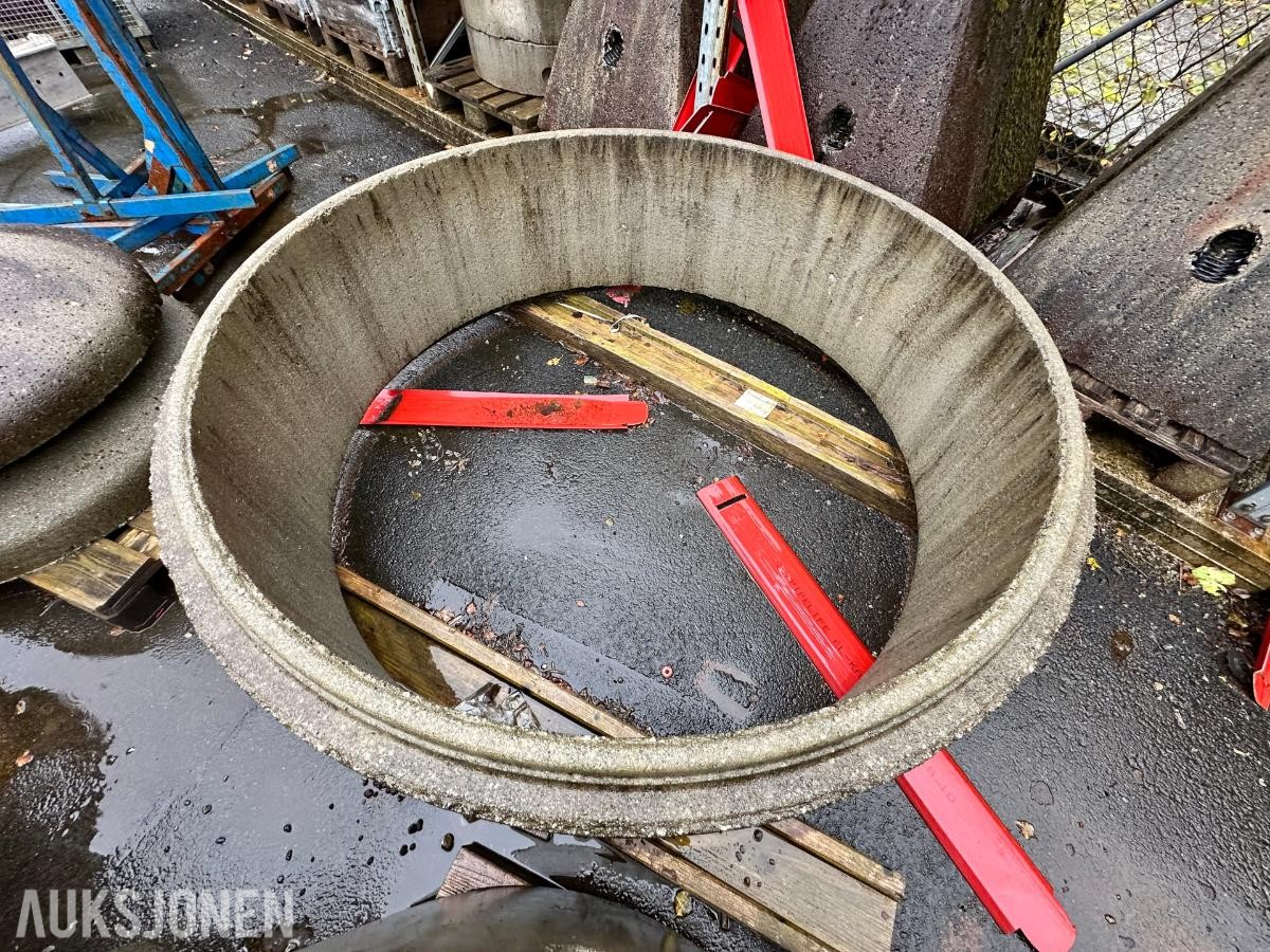 Parti med betongkummer og kumdeler – diverse størrelser og utførelser