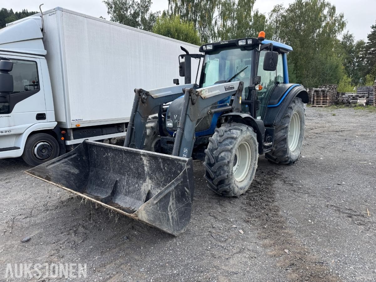 2009 Valtra N92 traktor med frontlaster og skuffe / 4327 timer