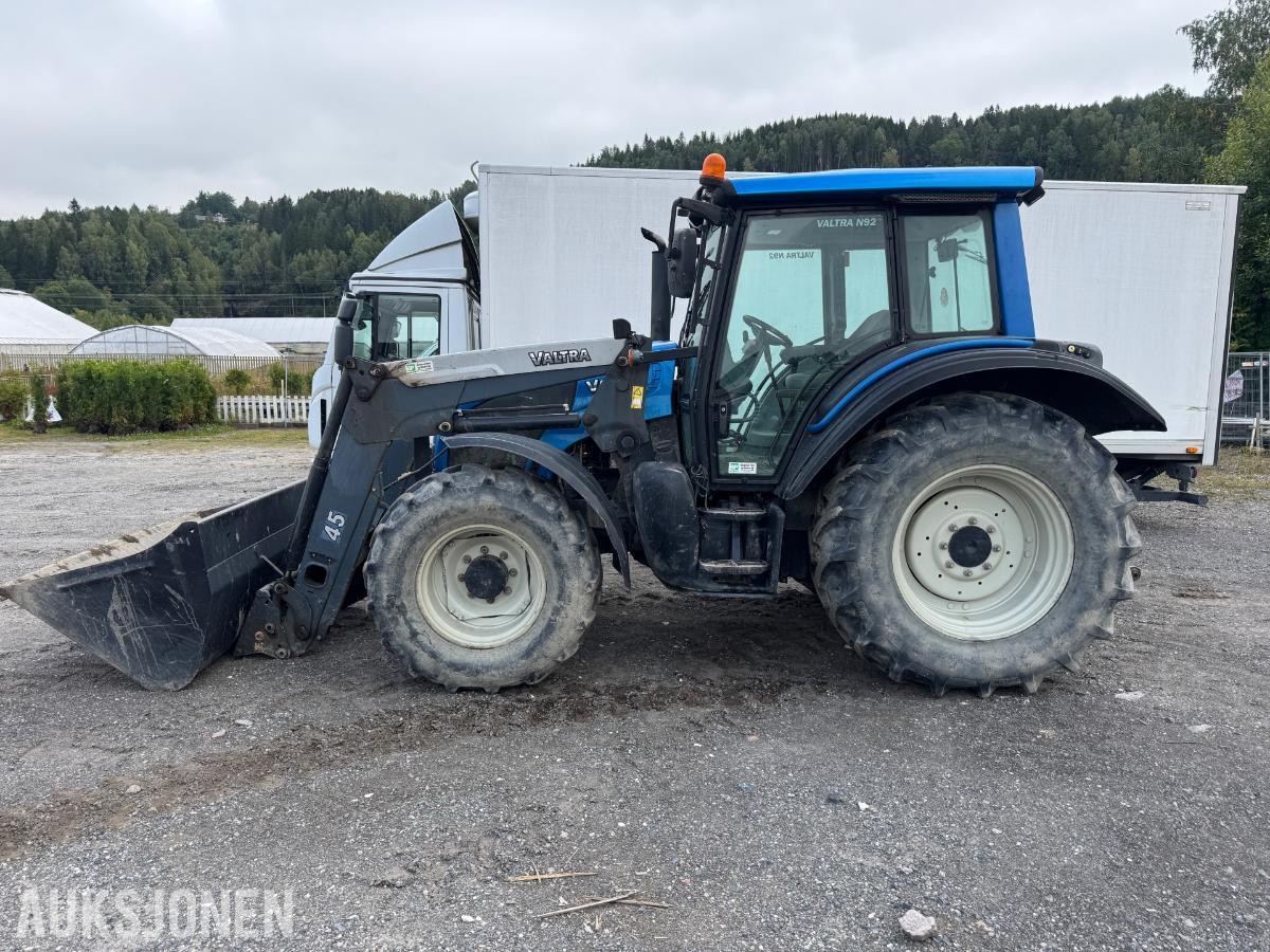 2009 Valtra N92 traktor med frontlaster og skuffe / 4327 timer