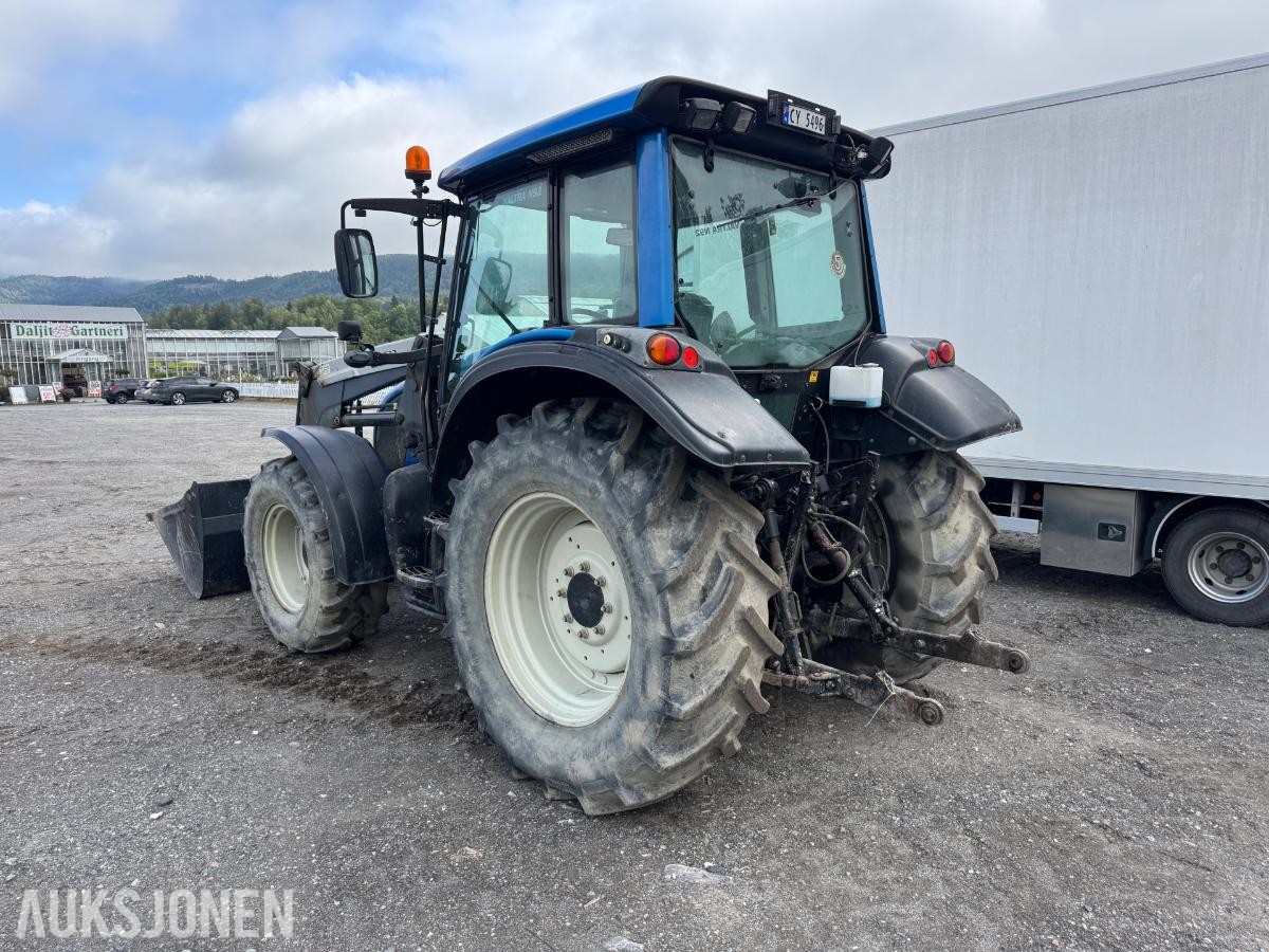2009 Valtra N92 traktor med frontlaster og skuffe / 4327 timer