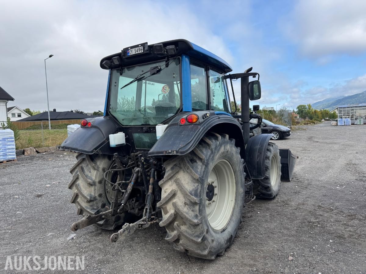 2009 Valtra N92 traktor med frontlaster og skuffe / 4327 timer
