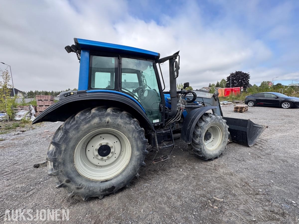 2009 Valtra N92 traktor med frontlaster og skuffe / 4327 timer