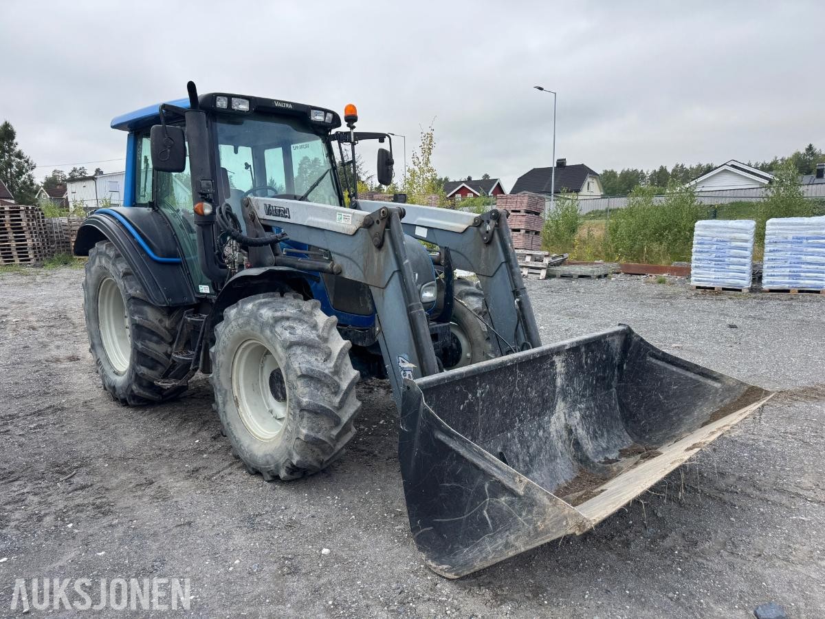 2009 Valtra N92 traktor med frontlaster og skuffe / 4327 timer