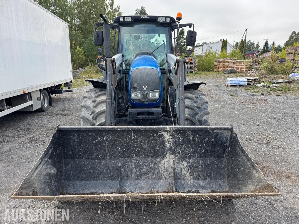 2009 Valtra N92 traktor med frontlaster og skuffe / 4327 timer