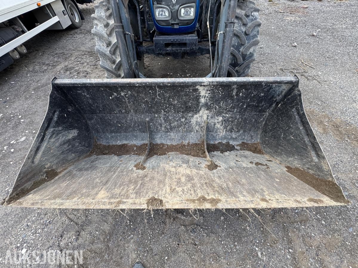 2009 Valtra N92 traktor med frontlaster og skuffe / 4327 timer