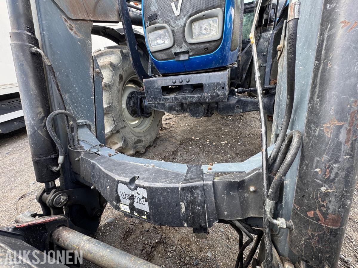 2009 Valtra N92 traktor med frontlaster og skuffe / 4327 timer