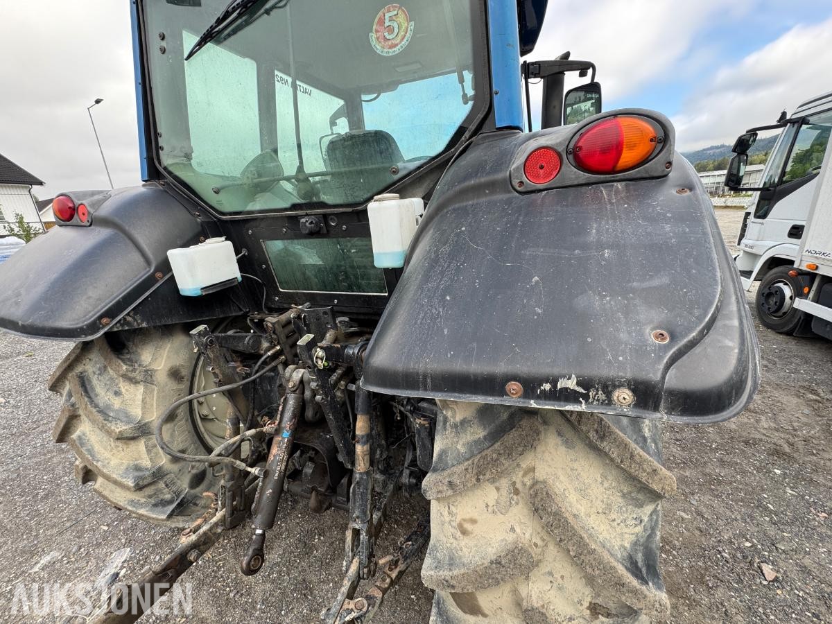2009 Valtra N92 traktor med frontlaster og skuffe / 4327 timer