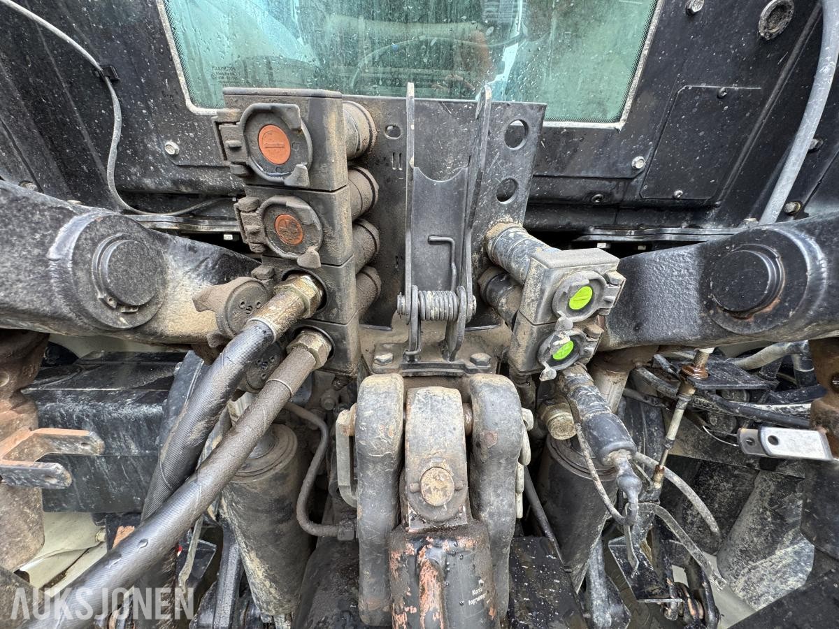 2009 Valtra N92 traktor med frontlaster og skuffe / 4327 timer