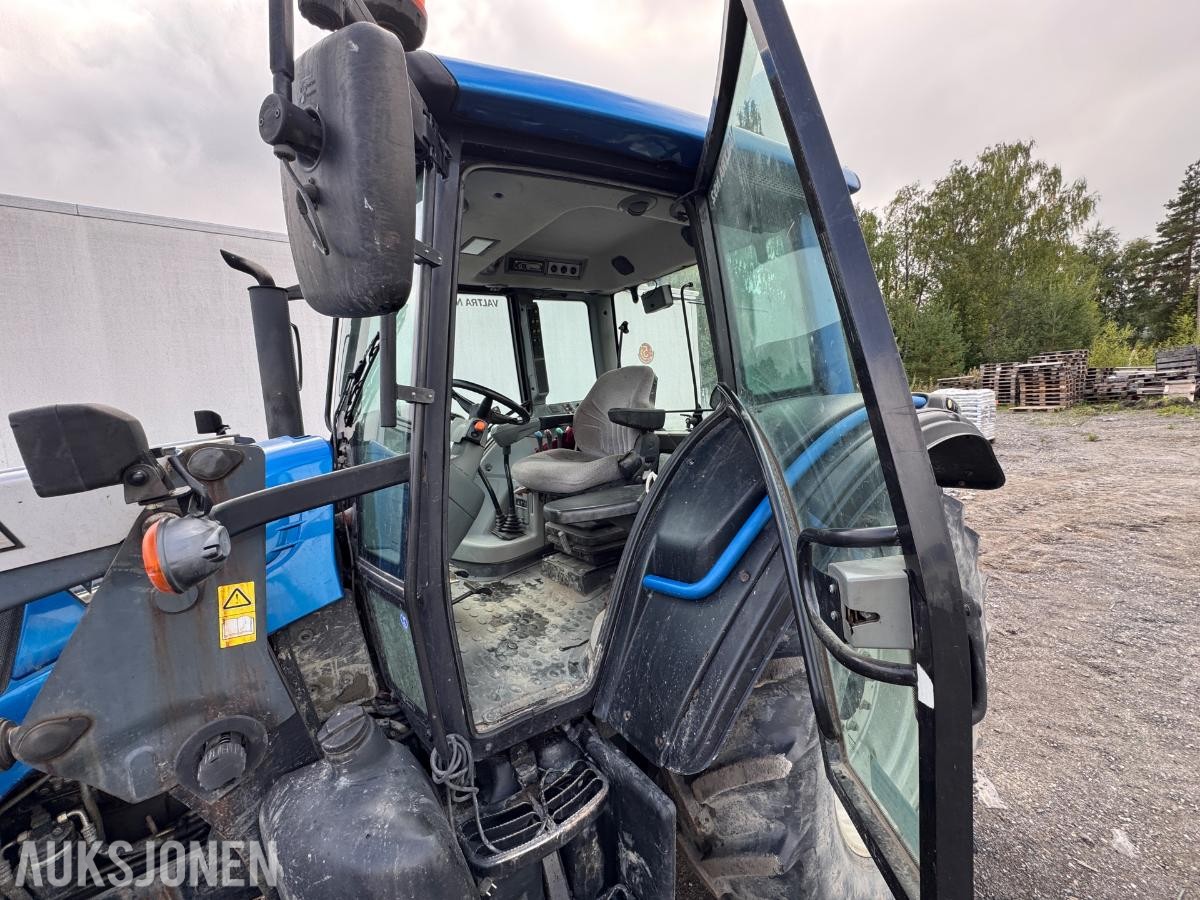 2009 Valtra N92 traktor med frontlaster og skuffe / 4327 timer