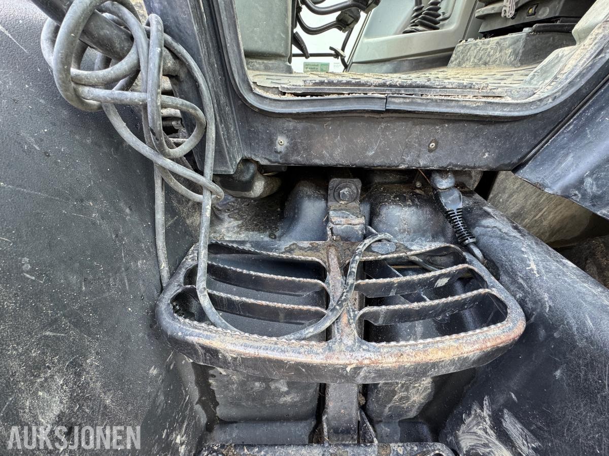 2009 Valtra N92 traktor med frontlaster og skuffe / 4327 timer