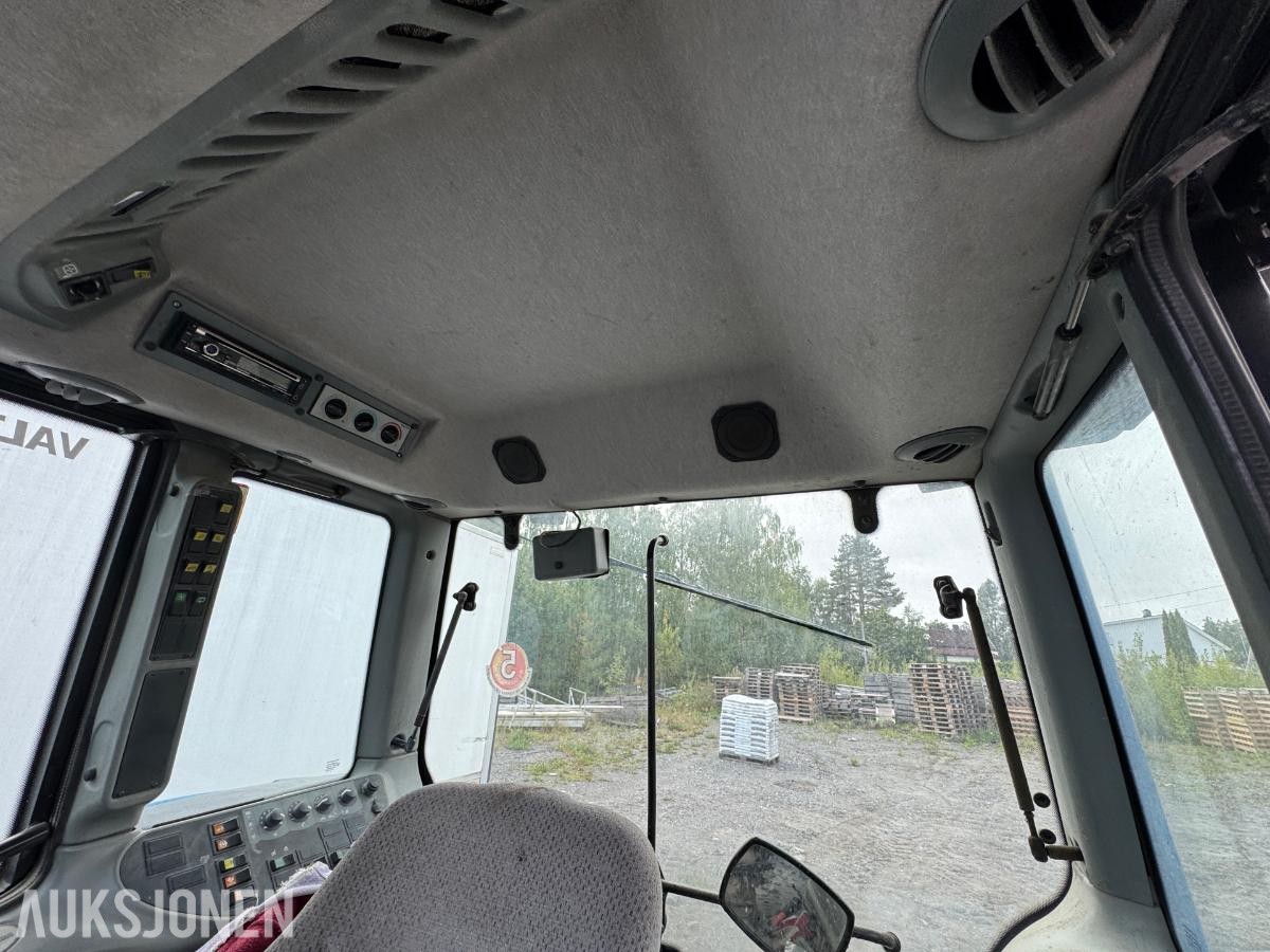2009 Valtra N92 traktor med frontlaster og skuffe / 4327 timer