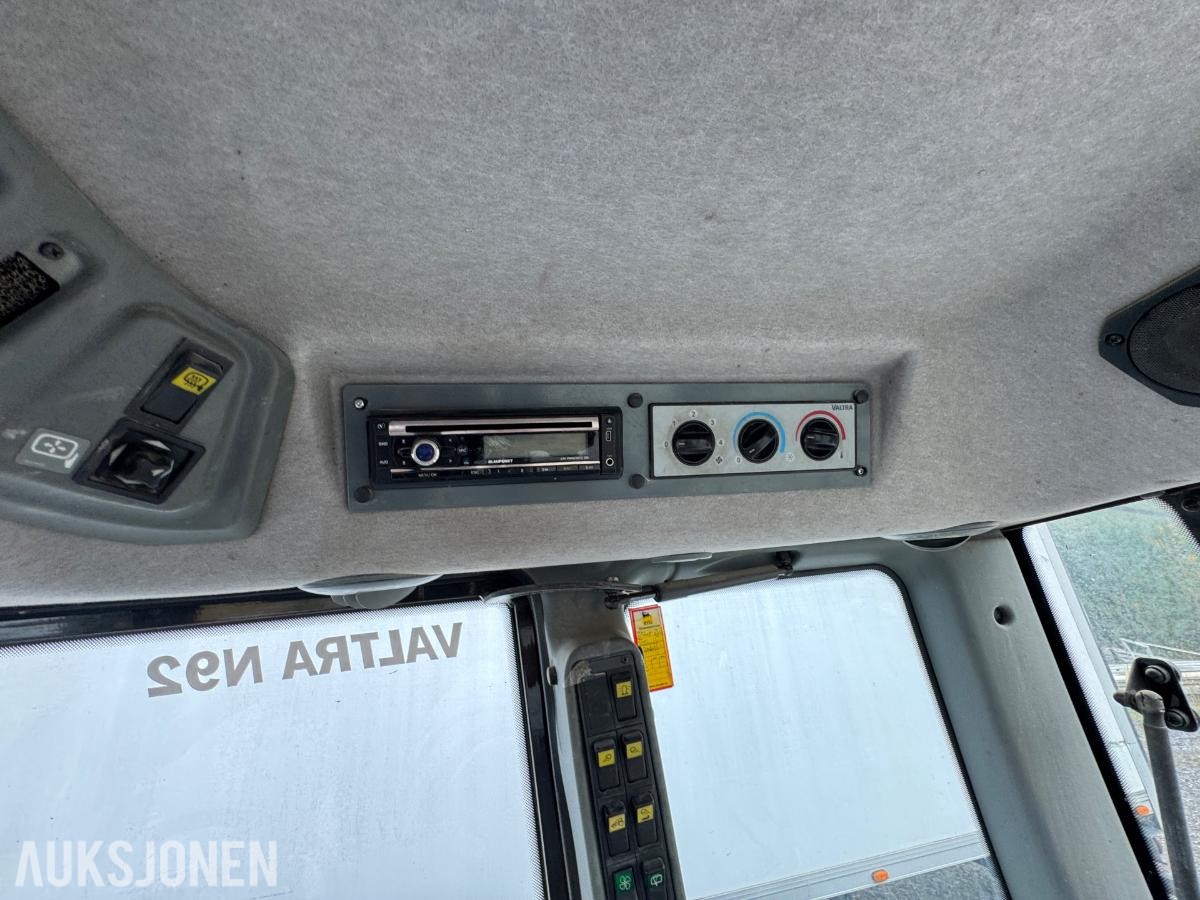 2009 Valtra N92 traktor med frontlaster og skuffe / 4327 timer