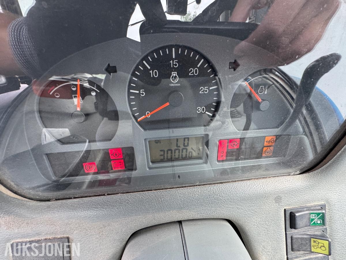 2009 Valtra N92 traktor med frontlaster og skuffe / 4327 timer