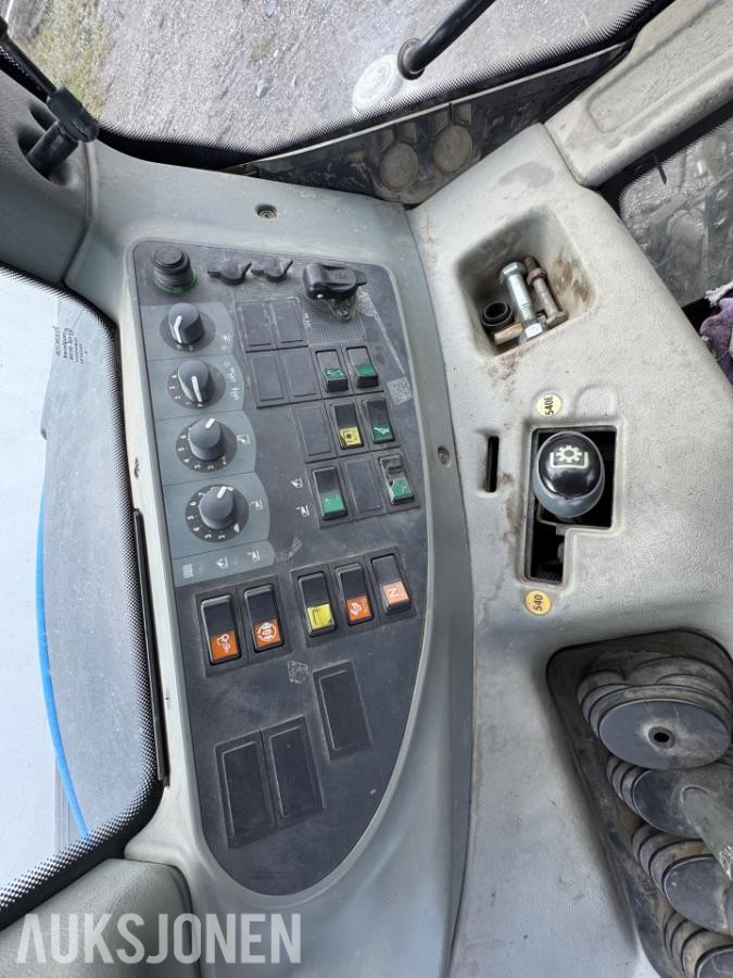 2009 Valtra N92 traktor med frontlaster og skuffe / 4327 timer