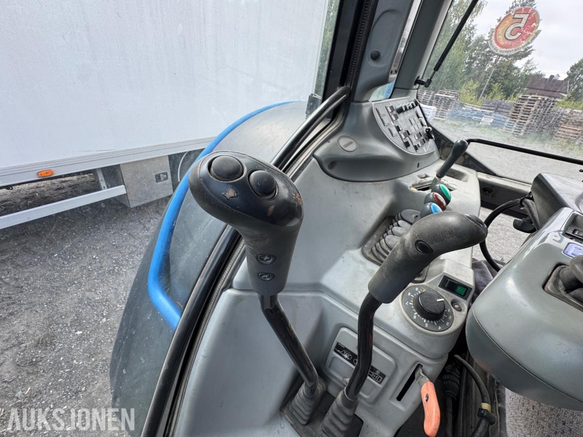 2009 Valtra N92 traktor med frontlaster og skuffe / 4327 timer