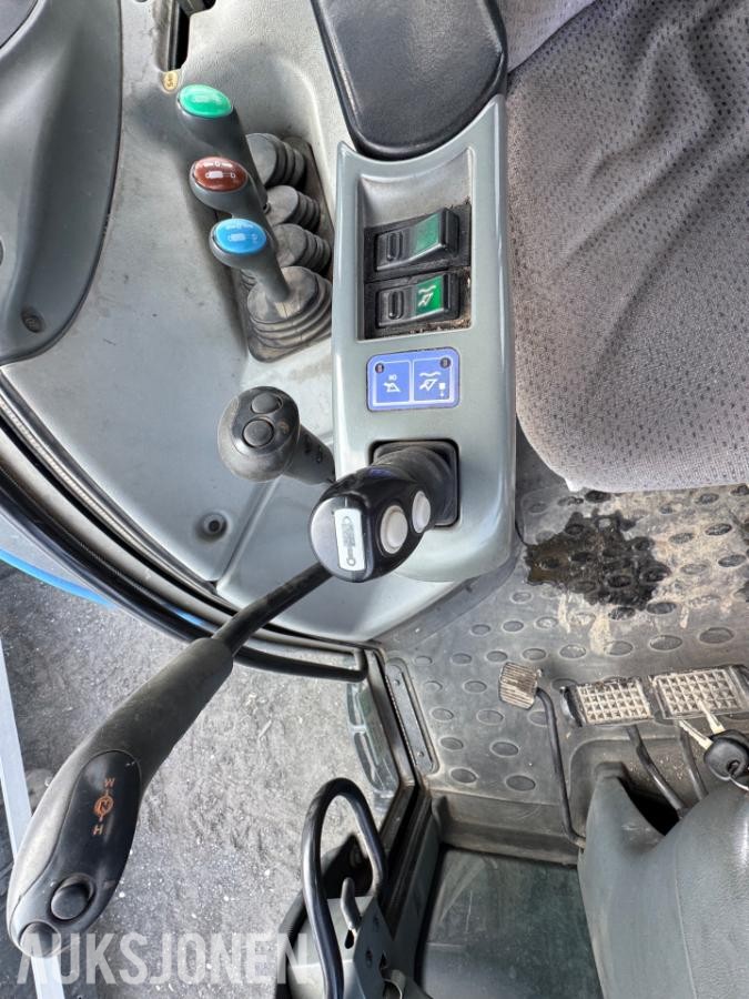 2009 Valtra N92 traktor med frontlaster og skuffe / 4327 timer