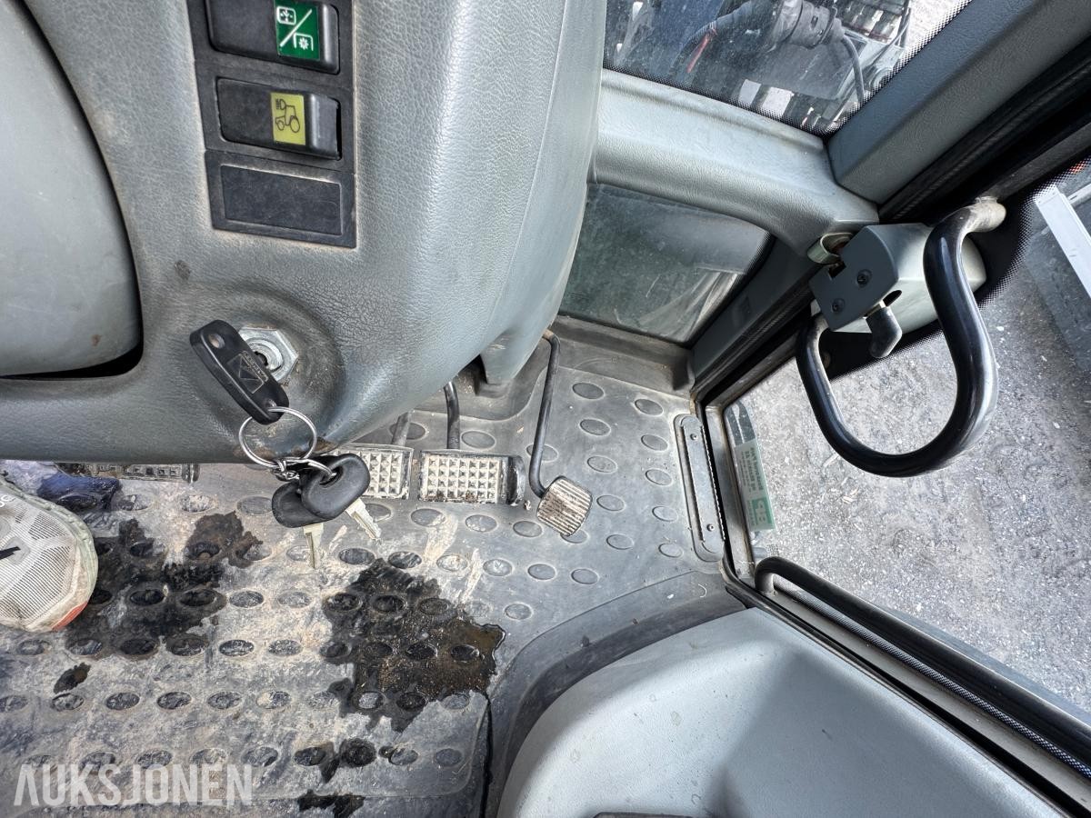 2009 Valtra N92 traktor med frontlaster og skuffe / 4327 timer