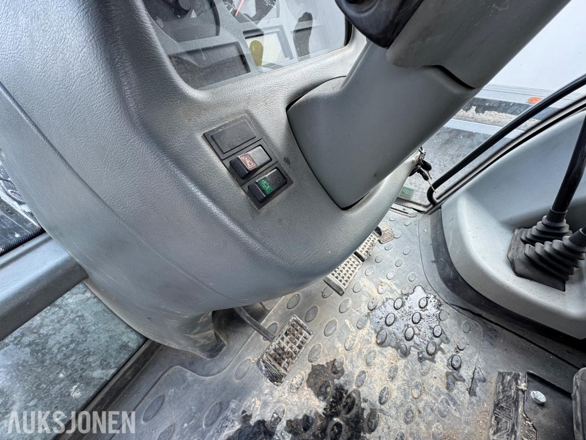 2009 Valtra N92 traktor med frontlaster og skuffe / 4327 timer