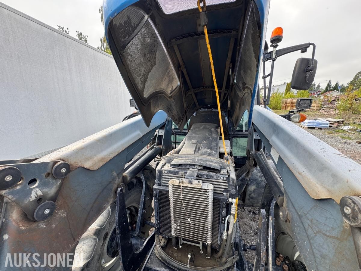 2009 Valtra N92 traktor med frontlaster og skuffe / 4327 timer