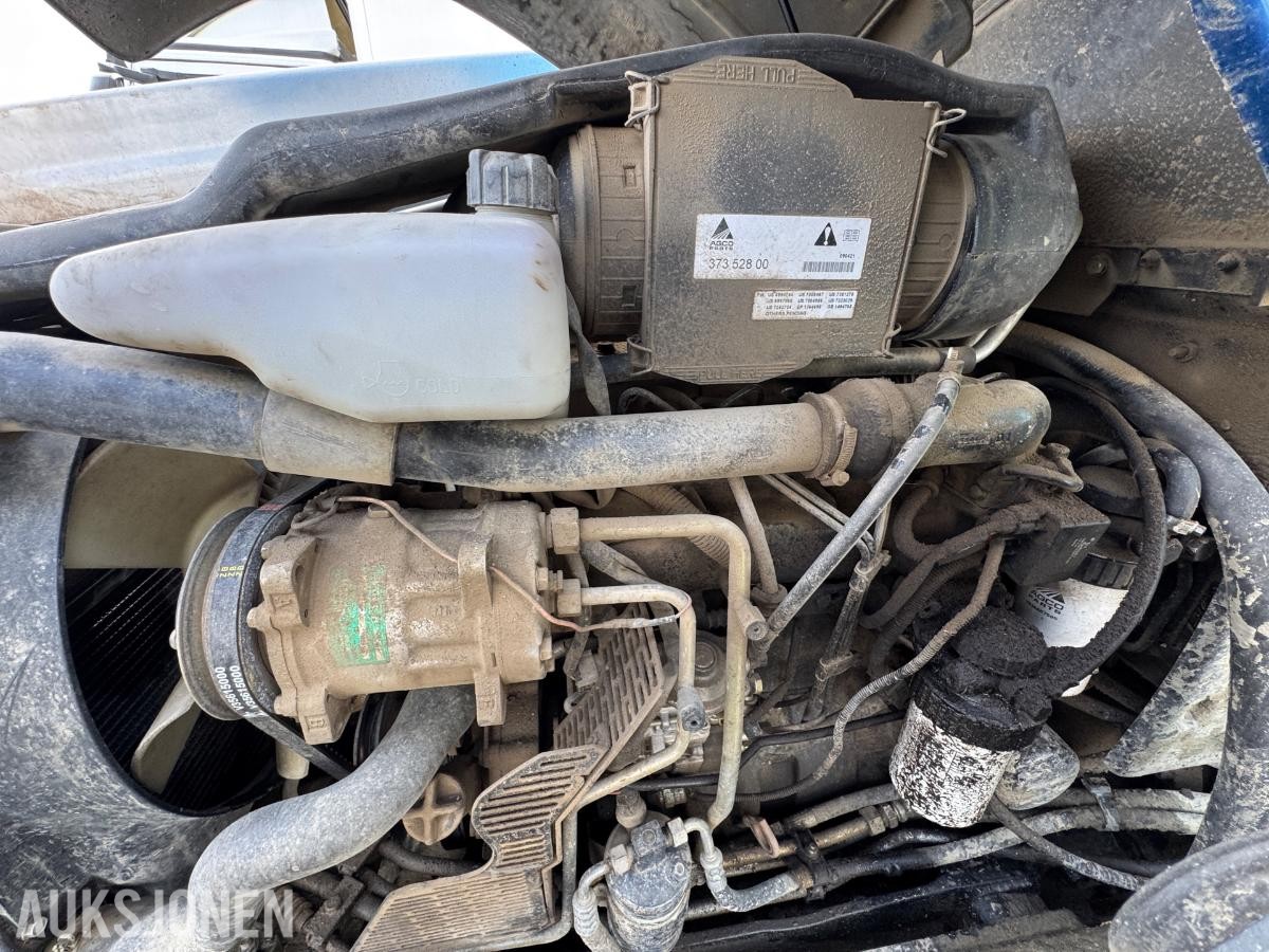 2009 Valtra N92 traktor med frontlaster og skuffe / 4327 timer