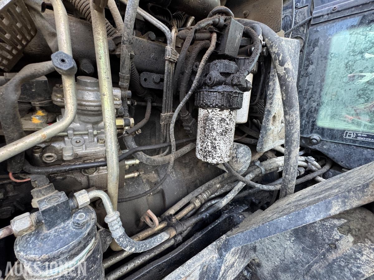 2009 Valtra N92 traktor med frontlaster og skuffe / 4327 timer
