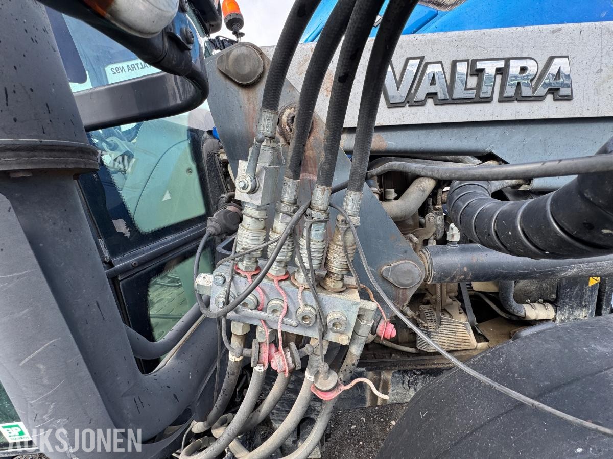 2009 Valtra N92 traktor med frontlaster og skuffe / 4327 timer