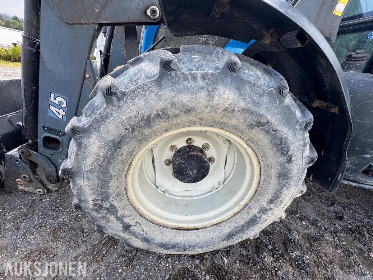 2009 Valtra N92 traktor med frontlaster og skuffe / 4327 timer