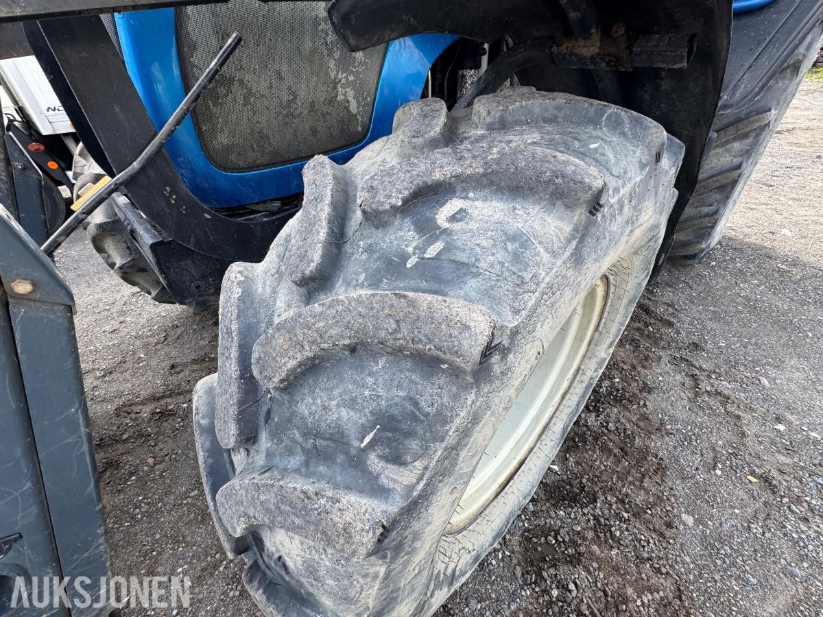 2009 Valtra N92 traktor med frontlaster og skuffe / 4327 timer