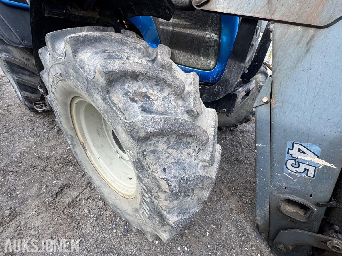 2009 Valtra N92 traktor med frontlaster og skuffe / 4327 timer