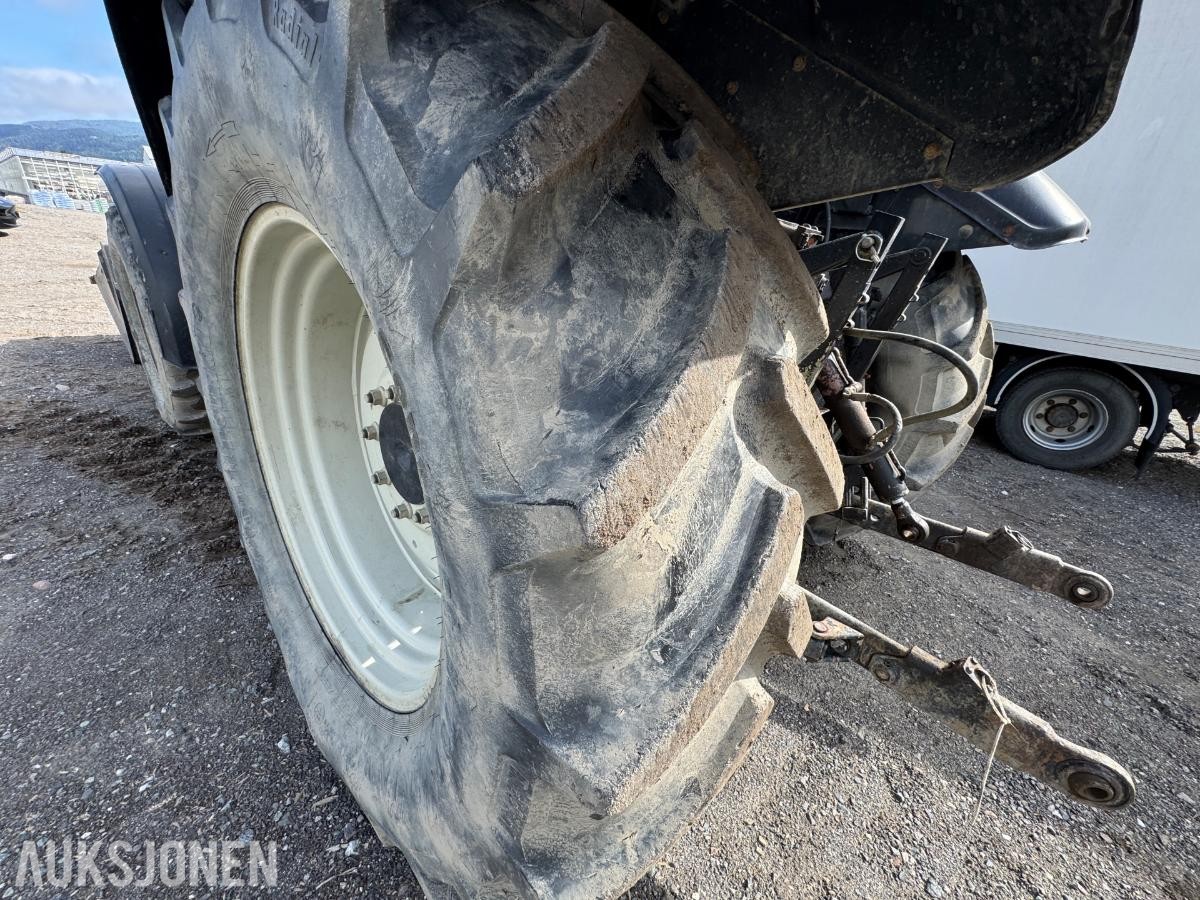 2009 Valtra N92 traktor med frontlaster og skuffe / 4327 timer