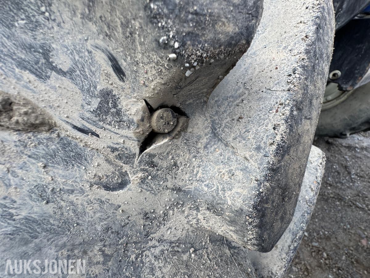 2009 Valtra N92 traktor med frontlaster og skuffe / 4327 timer