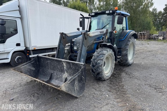 2009 Valtra N92 traktor med frontlaster og skuffe / 3000 timer 
