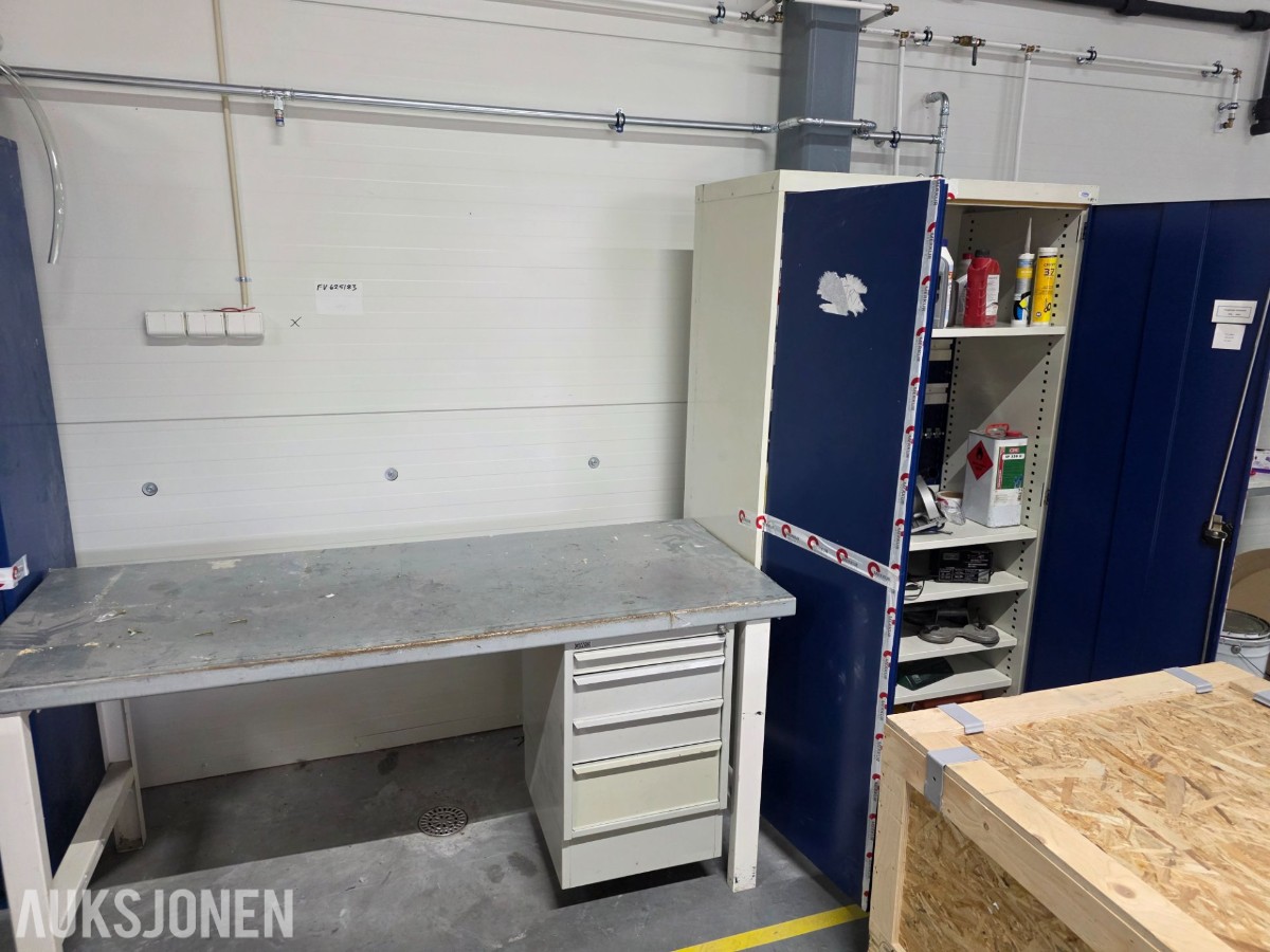 Verktøybenk og skap Selges samlet som forevist på bilder