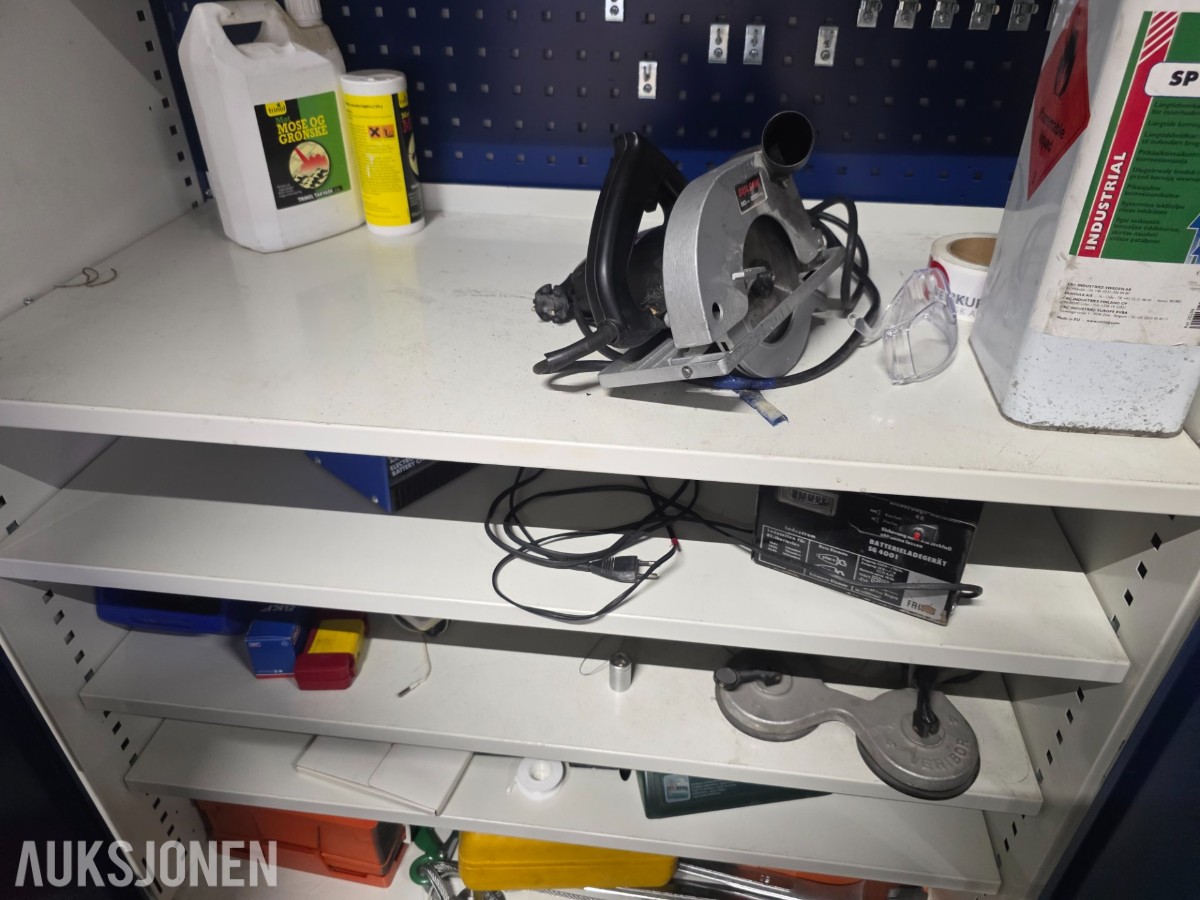 Verktøybenk og skap Selges samlet som forevist på bilder