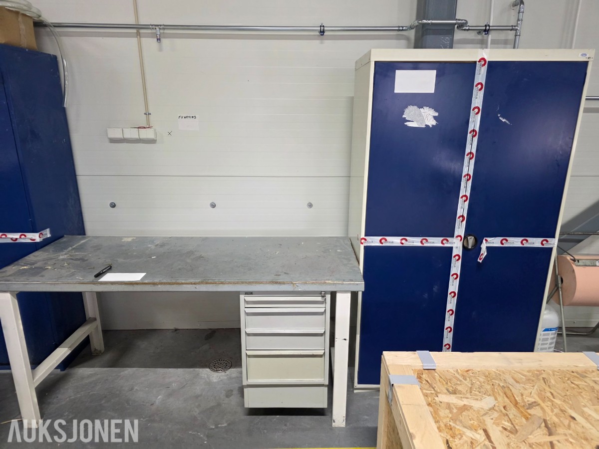 Verktøybenk og skap Selges samlet som forevist på bilder
