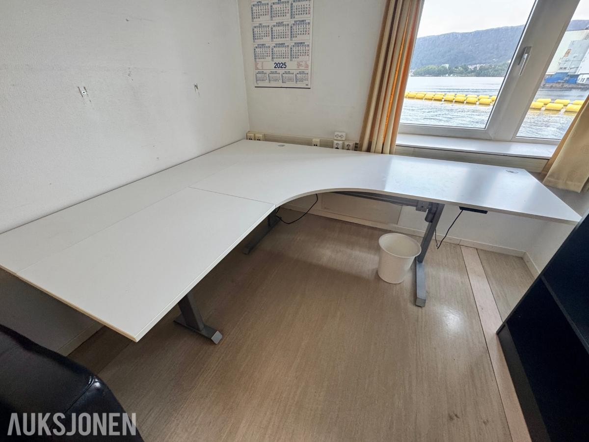 Hvit elektrisk hev- og senkepult i hjørneutførelse
