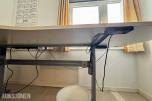 Hvit elektrisk hev- og senkepult i hjørneutførelse