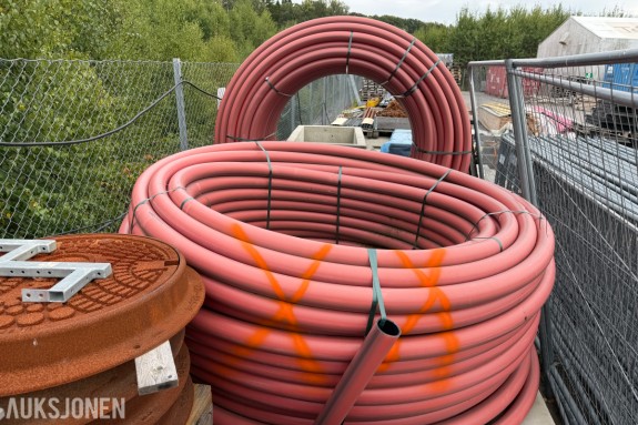 2 stk Rødt kabelrør for kabelgrøft - ca. 200 meter totalt - utvendig diameter cirka 75 mm