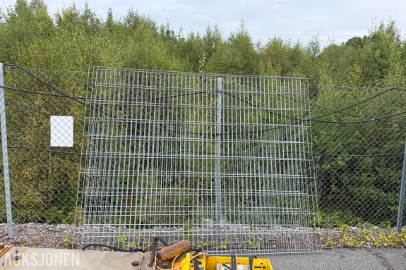 2 stk Galvaniserte gjerdepaneler i sveiset netting - bredde cirka 250 cm - høyde cirka 200 cm