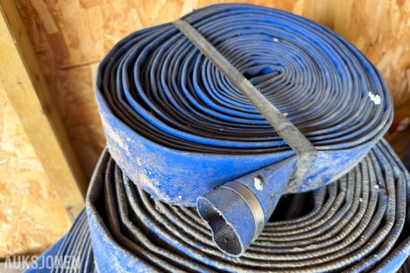 Blå flatslange/pumpeslange i PVC - flere kveiler - flatbredde 8,5 til 16,5 cm - vevd tekstilarmering